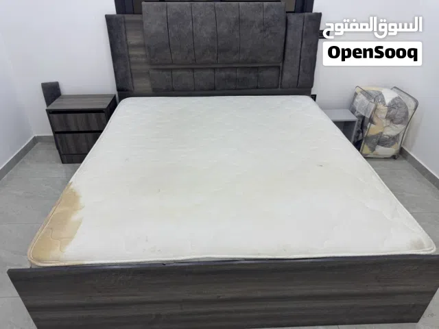 سرير مزدوج مع فرشة وخزانة جانبية للبيع