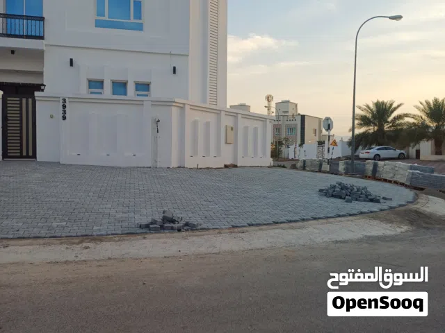 خدمة تركيب أرضيات وسيراميك وإنترلوك وعوازل وأخرى في مسقط وغيرها