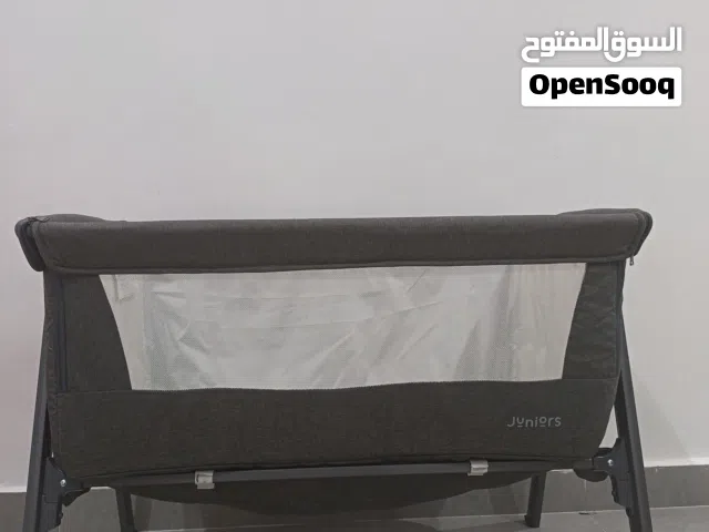 سرير اطفال نظيف