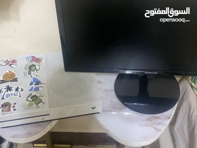 للبيع اكسبوكس ون اس مافيها ولا شي مع شاشاته ويدتين الحهاز والشاشه نظيفين والصامل مانقصر معاه ..