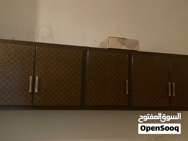 مطبخ بحالة ممتازة للبيع مع جهاز رياضي وبرادة مياه