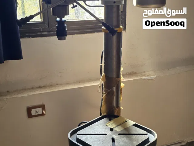 مكينة حديدية لحفر الحديد مستعمل صناعة هولندية مع اربعة فلاتر زيت نوع cat  و فلتر هواء موضح بالصورة