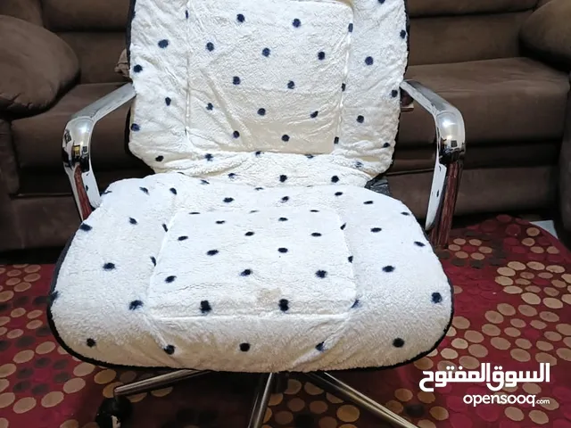 للبيع مكتب دراسه وكرسي مكتب طاوله عدد 2 طابعه شغاله شبه جديده