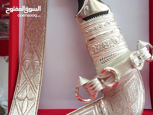 خنجر عماني بقرن زراف هندي ، صياغة ثقيلة