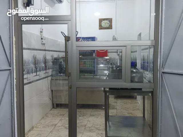 واجهة محل الالمنيوم جديد ونظيف الارتقاع 2،46والعرض2،22