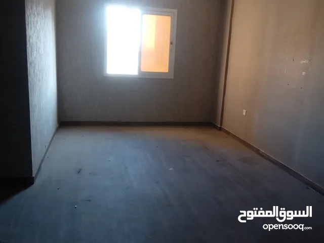 شقه ومحل 40متر للايجار بحولى 2غرفتين وصاله و2حمامين ومطبخ