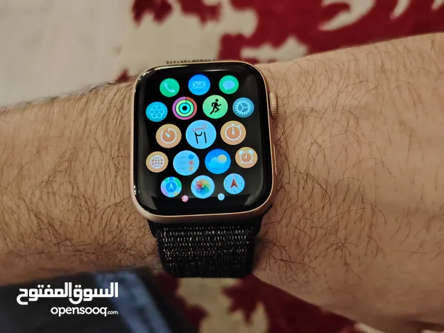ساعة الأيفون سيريس 3 نضيف جدا معاها 2سيور هذية سعرها 25 دينار نهائي