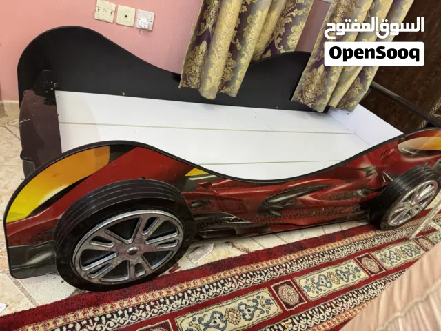 سرير للأطفال شكل سيارة مع سرير للبيع موقع الاستلام في المعبيلة