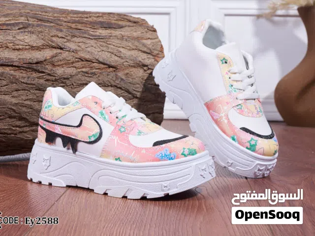 كوتشي اطفالي شيك اووي ف اللبس  مقاس 27 : 36   موف روز كشمير لبني   Code Ey2588