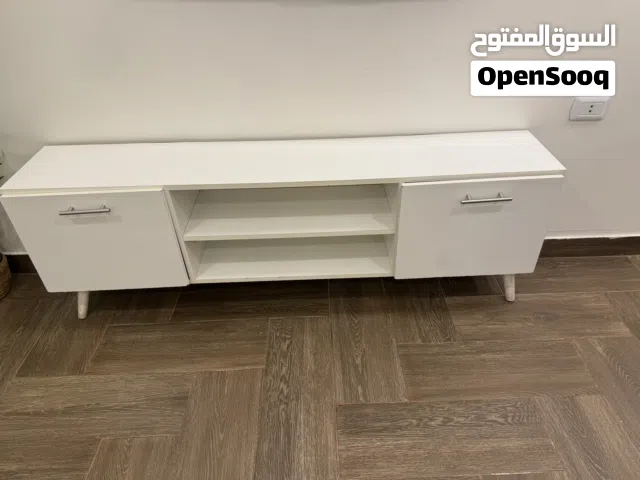 طاولة تلفزيون لون ابيض مستعملة للبيع