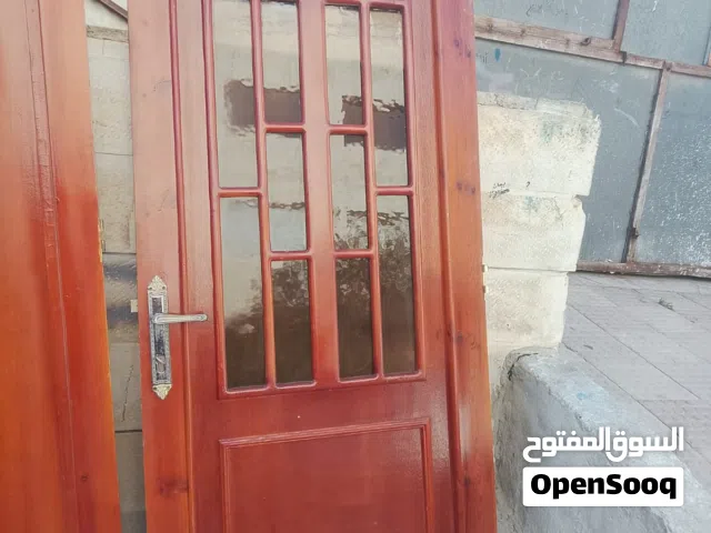 أربعة أبواب خشب لاتيه بحالة ممتازة مع حلوقهم