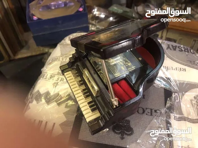 مصغرات بيانو مع عربه الاثنين فيهم موسيقى