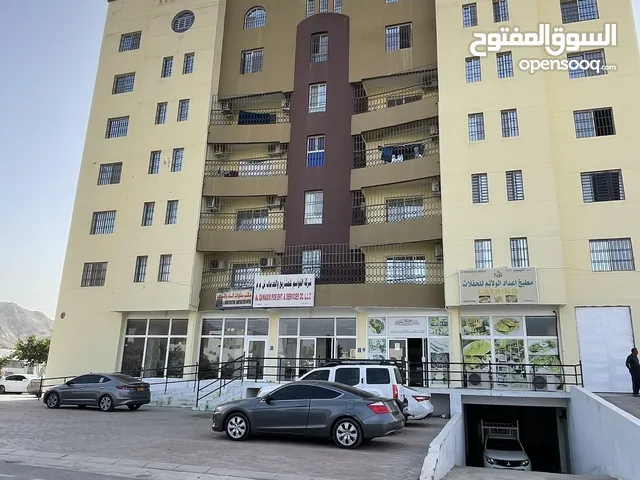 شقة نظيفة جدا في مبنى جميل في السيح الاحمر فنجا خلف محطة نفط عمان البناية للعوائل فقط الشقق مكيفة