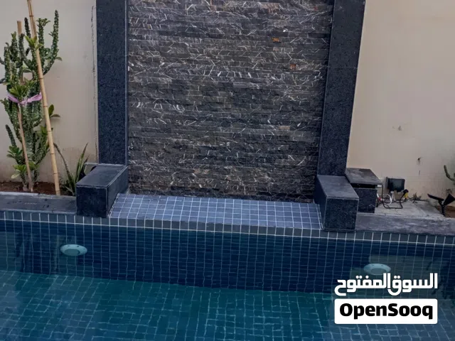 يوجد لدينا عمال صيانة وصقل وتجديد الرخام والجرانيت وصيانة مباني مع عمل ارضيات الكونكريت بجميع ألوانه