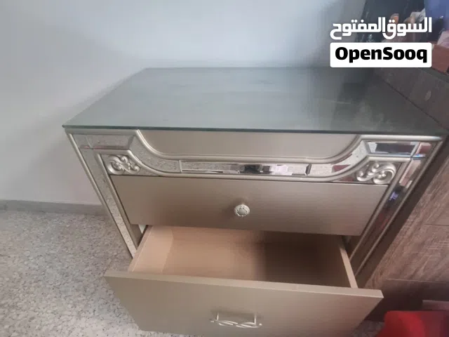 غرفه نوم شبه جديده مع 2 كومدو و مرتبه