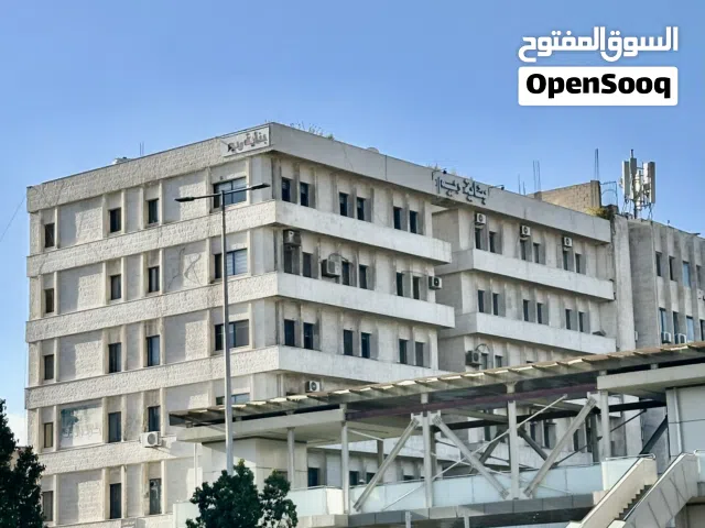 مكاتب تجارية للإيجار  - موقع مميز في شارع الجامعة الاردنية  (مقابل مركز الحسين للسرطان)