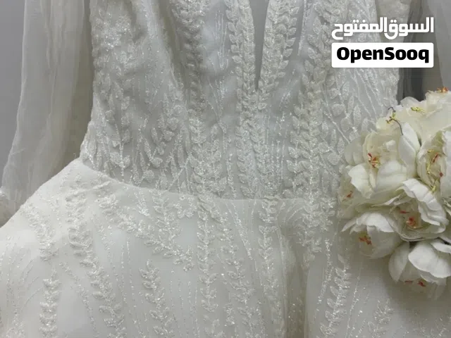 فستان زفاف معه طرحه ومعه مسكة له ذيل من ورا