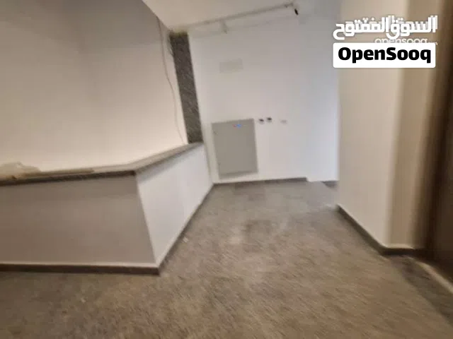 شقة تجاريه ارضيه مستقله بقراجها تصلح لشركات ومكاتب ف منطقه ابوسته