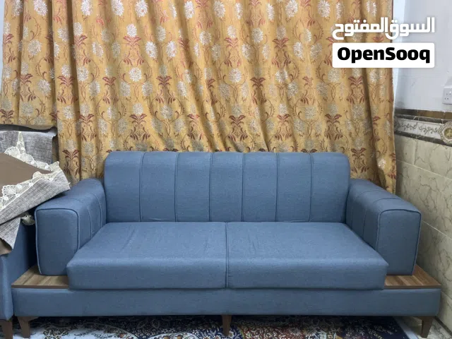 قنفة ثلاثية مع كراسي اثنين