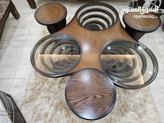 طاولة وسط غرفة جلوس مع 3 طاولات جانبيه لون بني