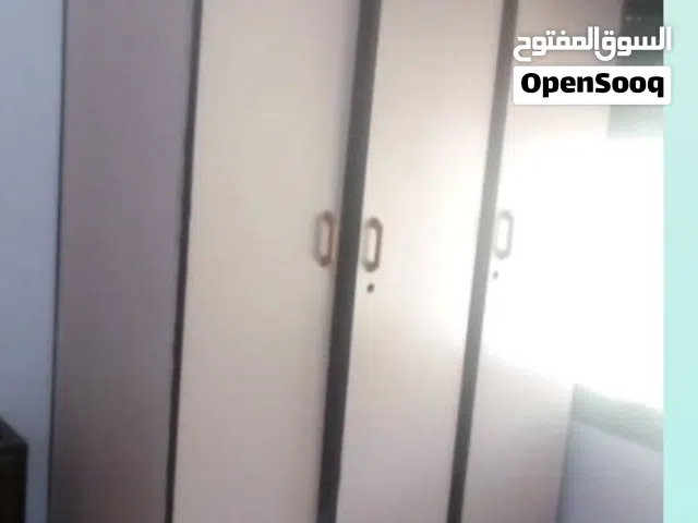 خزانة ملابس مستعملة للبيع