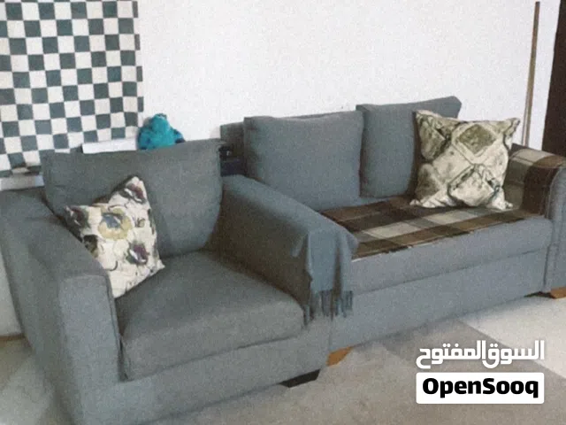 طقم كنبة وكرسي ومعاهم سجادة واستاند حديد بسعر لقطة لسرعه البيع 5 دينار