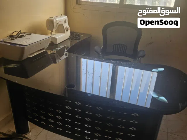 مكتب زجاج أسود