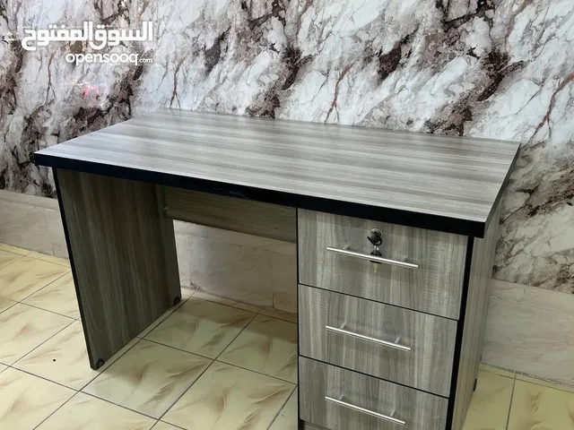 مكتب خشبي عملي وأنيق للبيع، مناسب للموظفين، الطلاب، أو الاستخدام المنزلي. يتميز بتصميم عصري