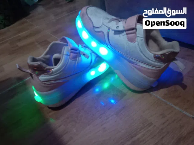 سكيت لون زهري يضيء الكثير من الالوان