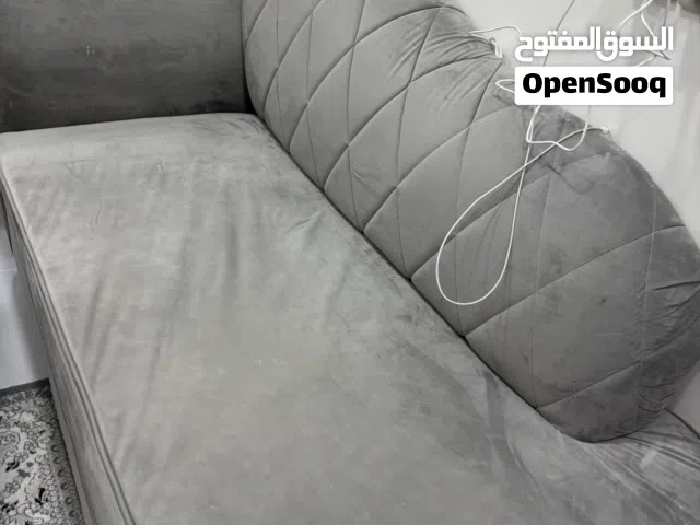 كنبة رصاصية ممتازة ومريحة