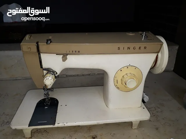 ماكنة خياطه سنجر منزليه ع الكهربا للبيع مستعمله حالتها ممتازه سبب البيع ما بعرف استعملها وما بتلزمني