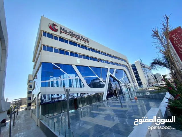 عيادة للايجار 54 متر غرفة و صالة و حمام و مطبخ صغير جنب المصعد ميديكال بارك بريمر مطلة على الجوي