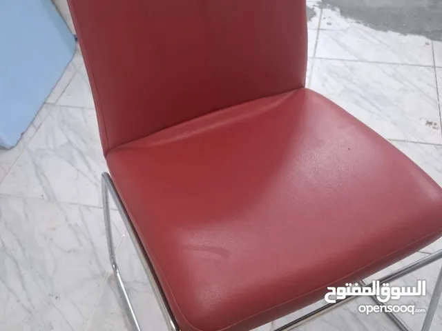 كراسي بحالة ممتازة نوعية فاخرة جلد لون احمر مع ارجل ستانلس للبيع للمكاتب العيادات الشركات