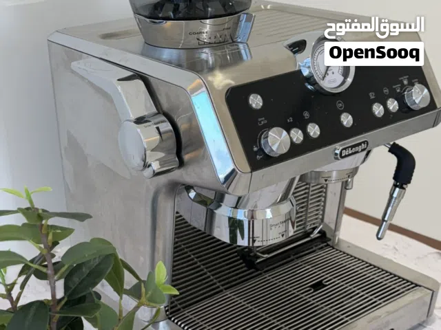 مكينة قهوة ديلونجي سبشليست مع كامل مسلتزمتها وبكرتونها