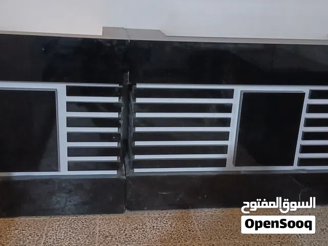 طاولات عرض وطاولات استقبال رسبشن وسكفاليات حديد وعلاقات ملابس