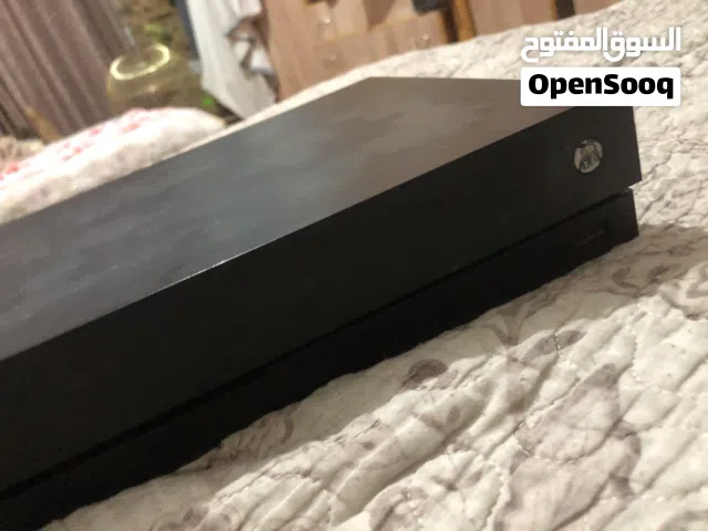 Xbox one x للبيع بحالة مثالية مع يد اللعب الخاصة بها مع اشتراك game pass