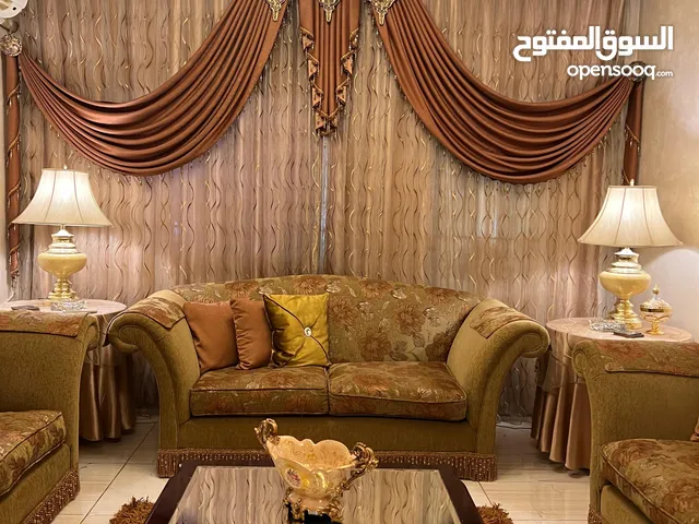طقم كنب للبيع بحاله جيده خشب سويد 7 مقاعد ( ثلاثية/ ثنائية/ثنائية) سعر مناسب و قابل للتفاوض