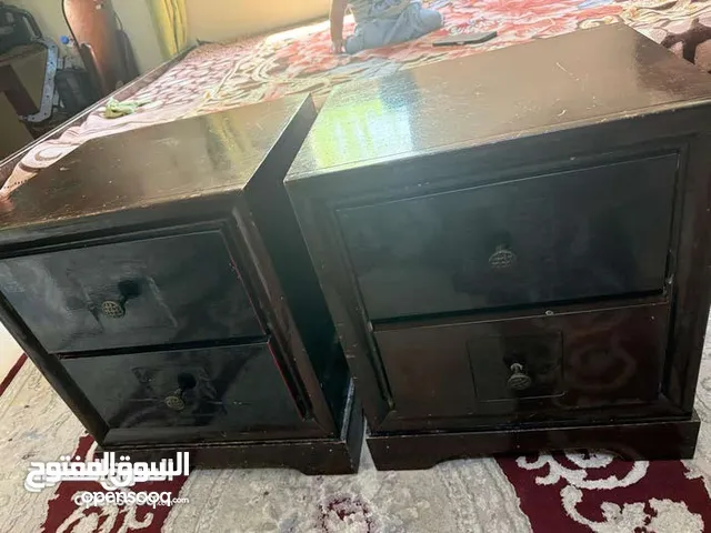 غرفة نوم مع طاولة وطاوله صغيرة وأربع كراسي ممتازة
