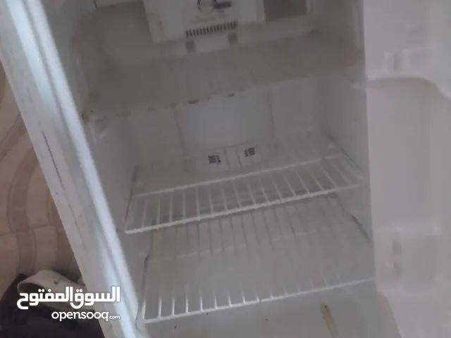 ثلاجة مستعملة مافيها ولا عطل حجم وسط نظيفة ما بتسحب كهربا مشاء الله عليها