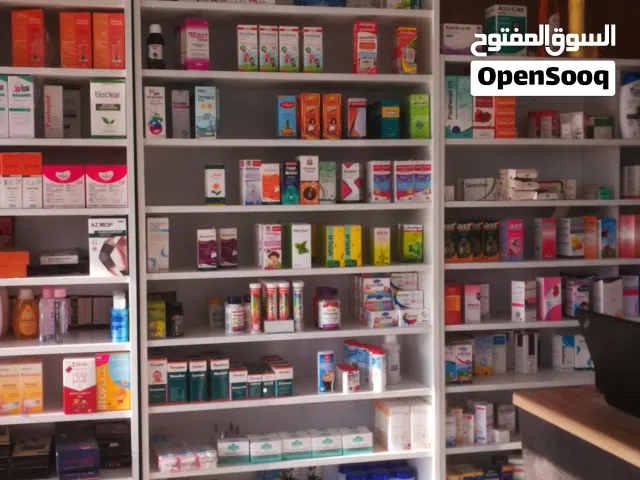اثاث صيدلية فاترينات للبيع استعمال سنة وشهرين تقريبا مكون من رفوف وكاونتر
