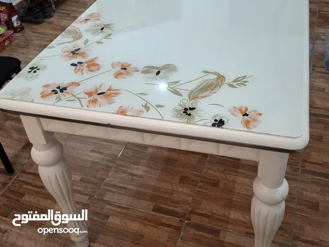 طاولة مع أربعة كراسي