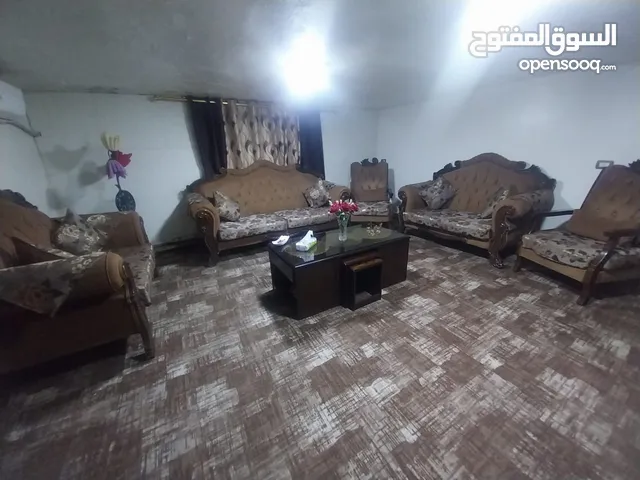 طقم كنب للبيع مكون من تسع مقاعدبحالة جيدة خشب زان بسعر مغري