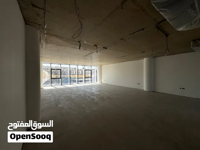 مكتب للإيجار ضمن مجمع تجاري مميز – طريق المطار