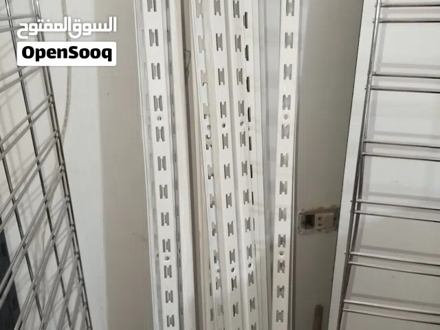 ديكور محل ملابس نسائيه كامل قائم بريمو ويو داخلي وخارجي وارفاف نفس اللون ابيض  قائم منيكان نسائيه