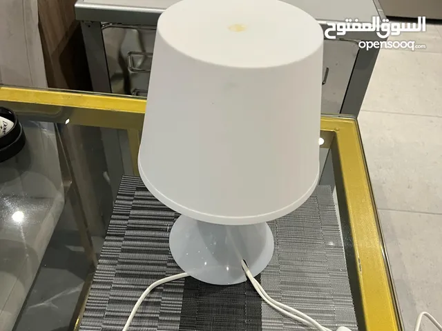  **أضف لمسة سحرية لمنزلك!** للبيع: **أبجورة صغيرة بلون أبيض أنيق**