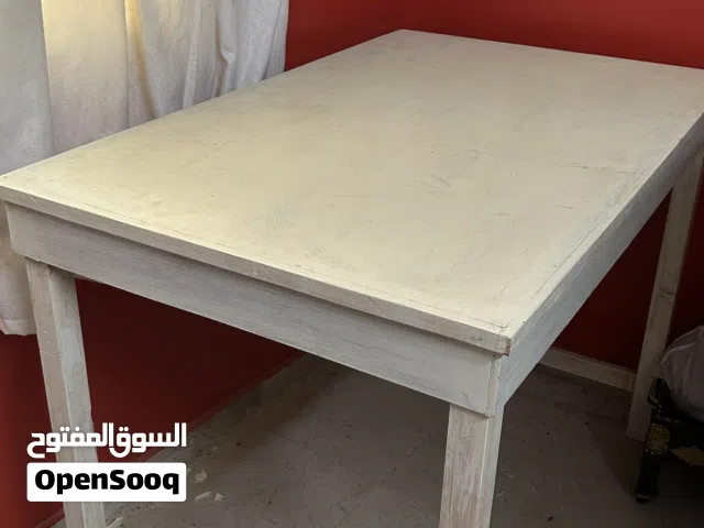 طاولة خشب شبه جديد