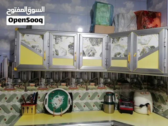 عندي اثاث بيت كامل كاونتر وسنگ طباخ  ثلاجه  وفراشات نوم دبات ماء عدد 4 أواني بنكات عدد 3