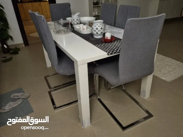 Dining table - 6 seats