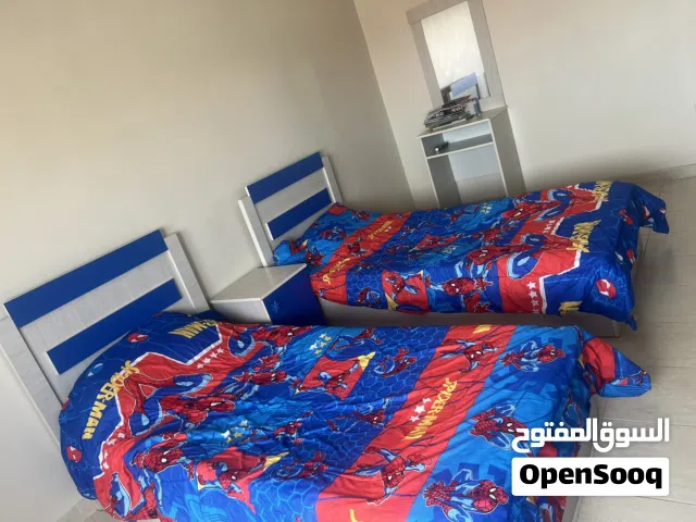 تختين مفرد و كومادينة و تسريحة من دون خزانة و فرشات