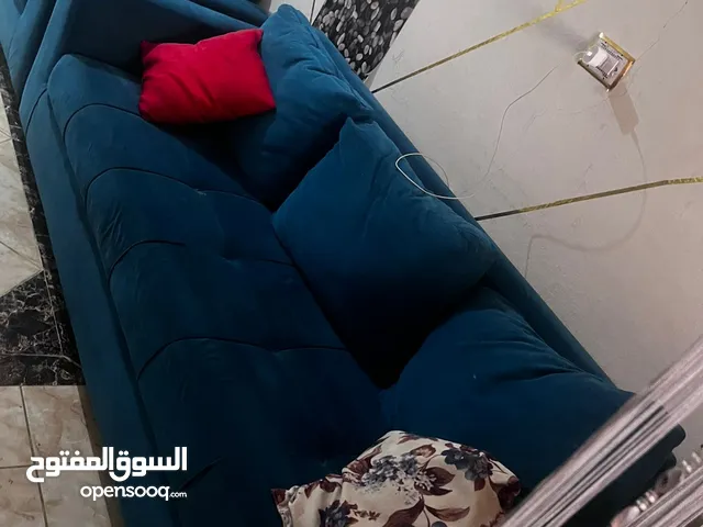 طقم كنب للبيع ، غير مدعوك لا يوجد في الخشب اي كسور ولا تمزق بالقماش معه ركايات ظهر عدد 5 ممتازات
